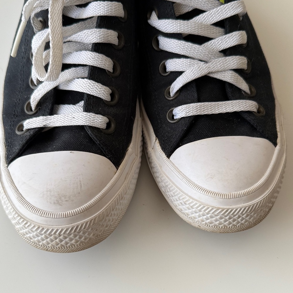 Converse•Black and White Canvas Sneakers•Size 8.5 - Picture 8 of 9